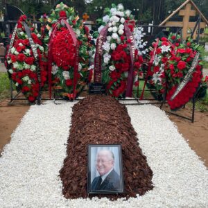 Уборка на кладбище