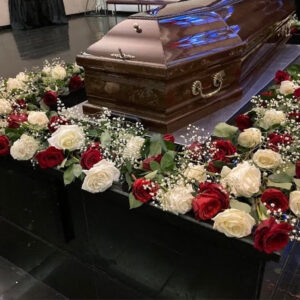 Композиция в вазоне из живых цветов