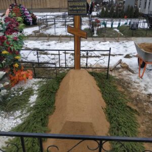 Уборка и благоустройство места захоронения